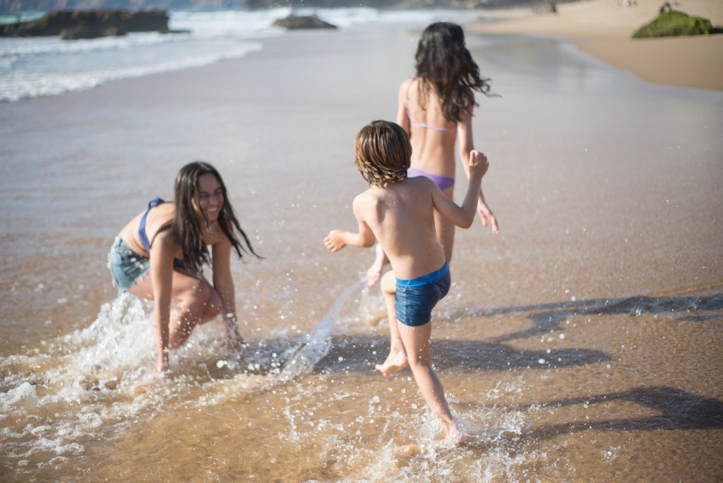 enfants en vacances qui jouent dans la mer, ils sont détendus