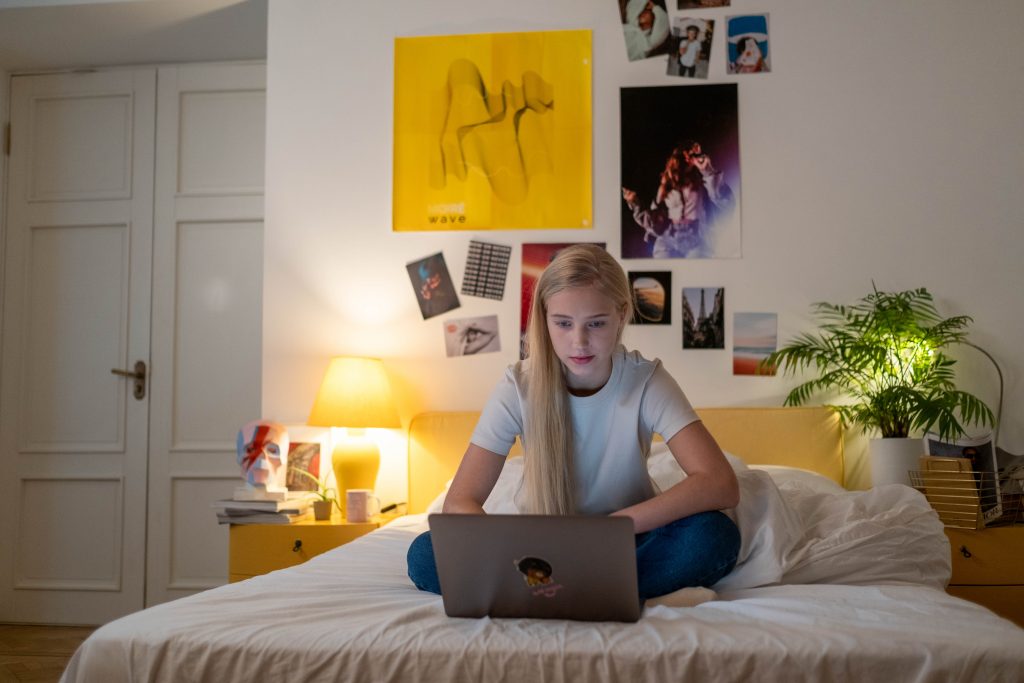 Adolescent qui travaille en autonomie dans sa chambre